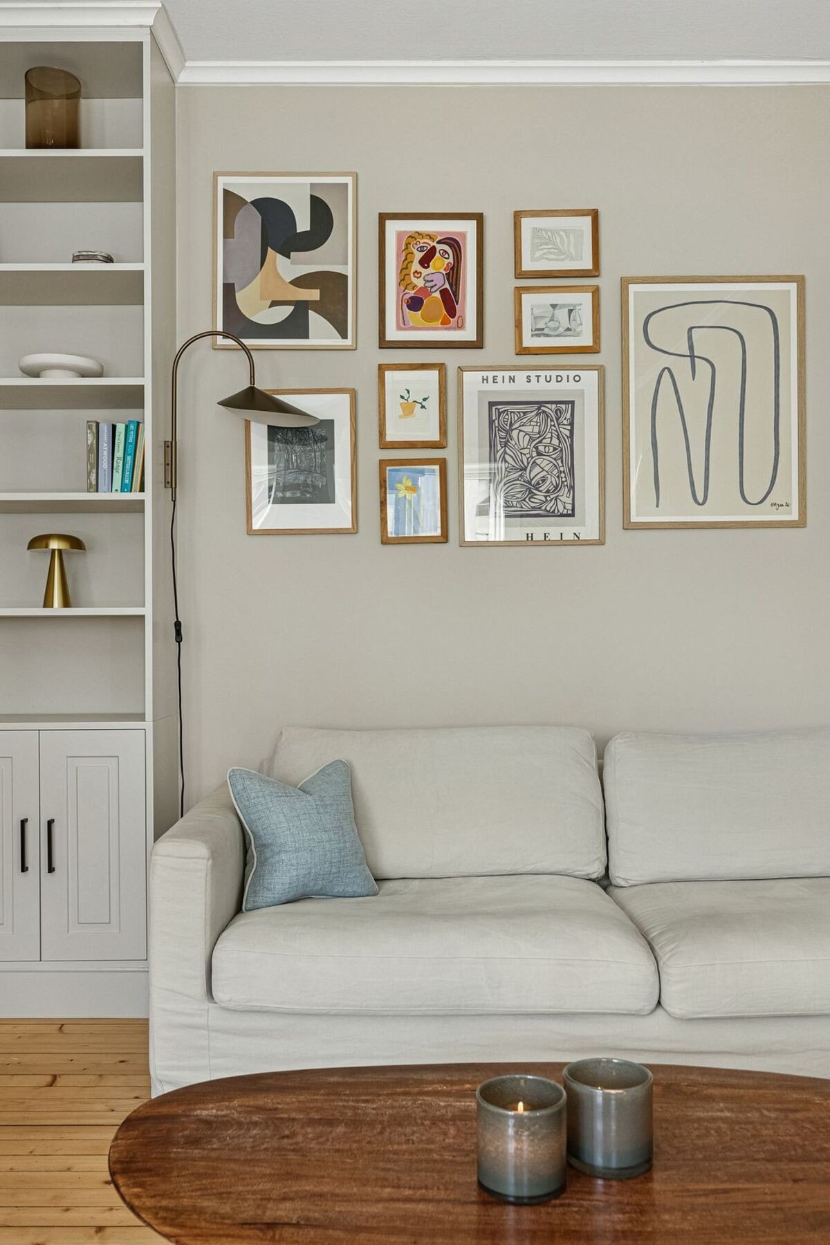 Plassbygget bokhylle med god plass til ekstra oppbevaring. Galleribilde