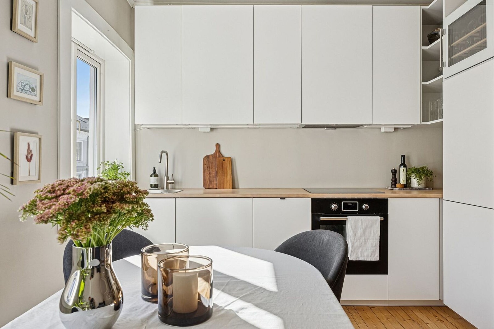 Innredningen er fra 2020 og holder en god standard. Galleribilde