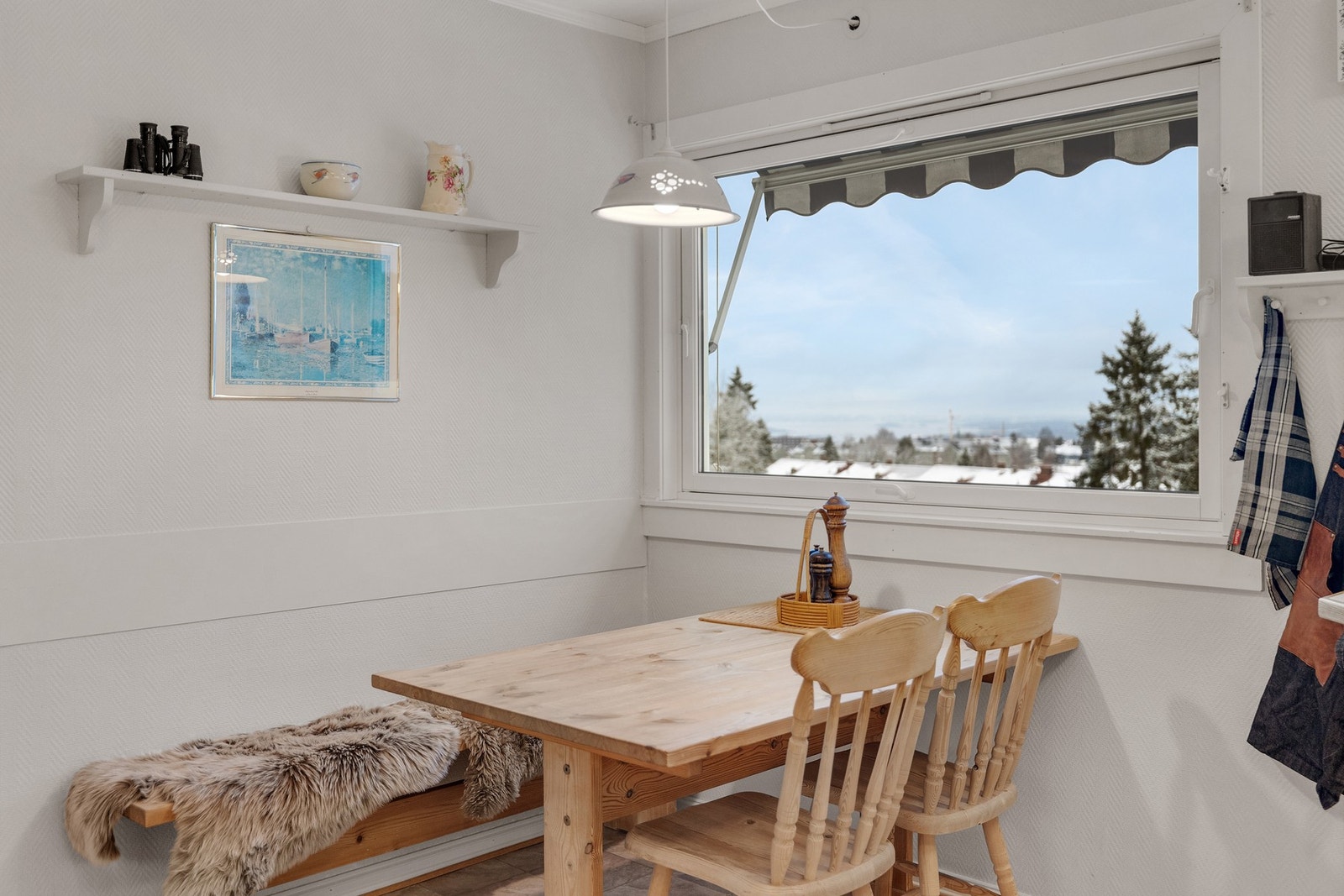 Hyggelig spiseplass ved vindu Galleribilde