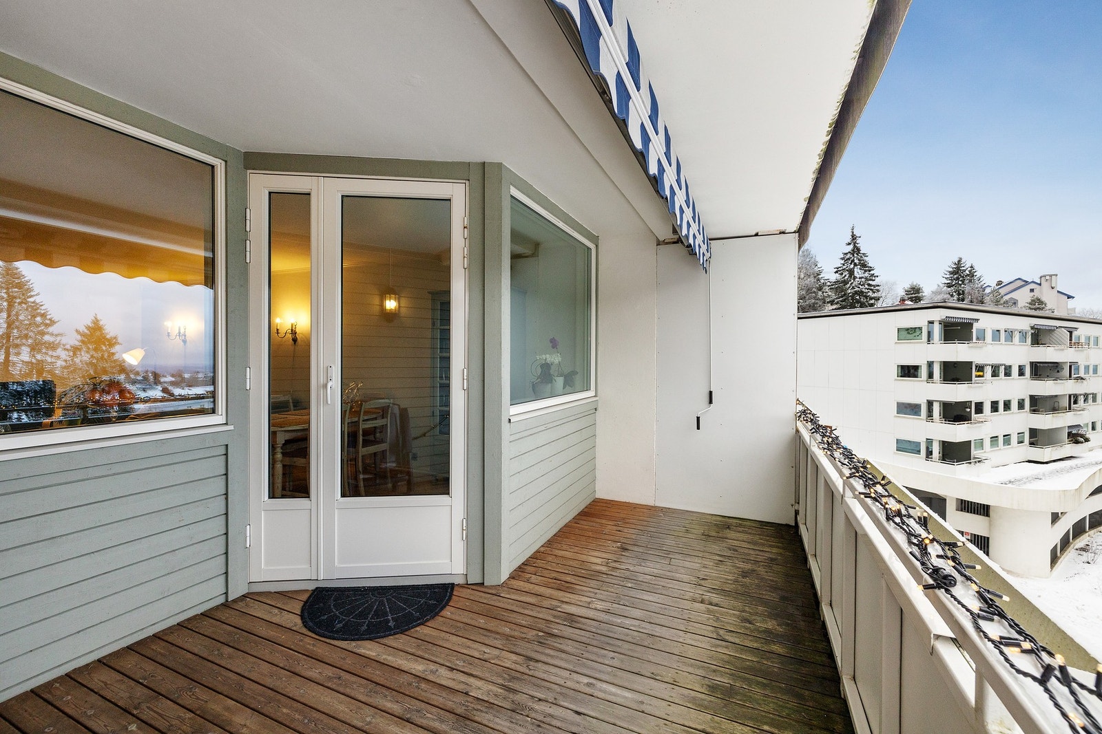 Balkongen er på ca 9 kvm og har svært gode solforhold Galleribilde