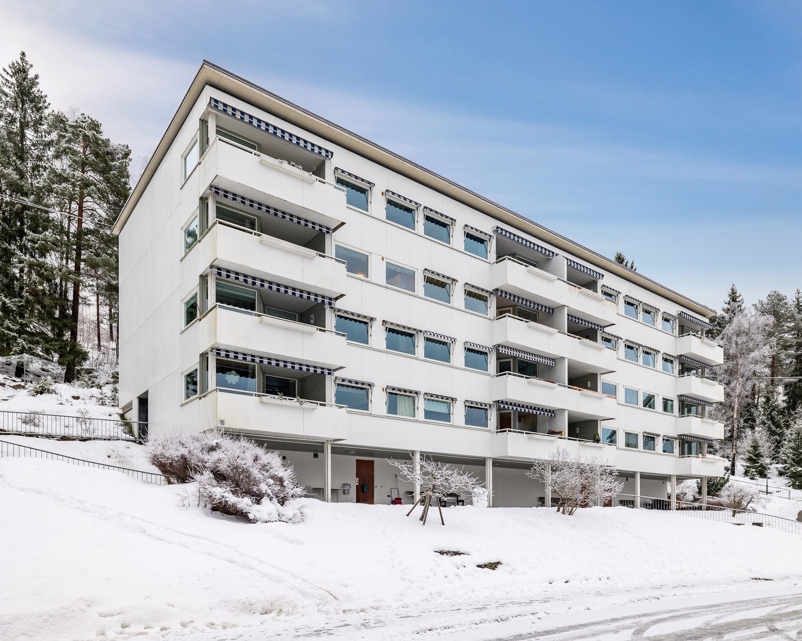 Årvollia ligger idyllisk til på et høydedrag inntil skogkanten, uten gjennomgangstrafikk. Galleribilde