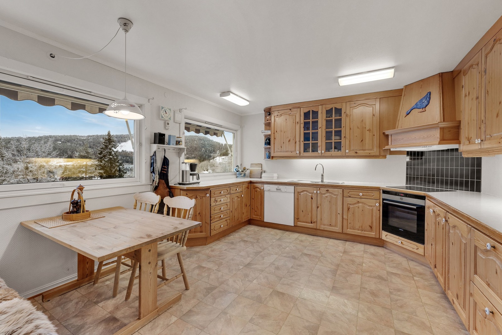 Svært romslig kjøkken med plass til stort spisebord. Galleribilde