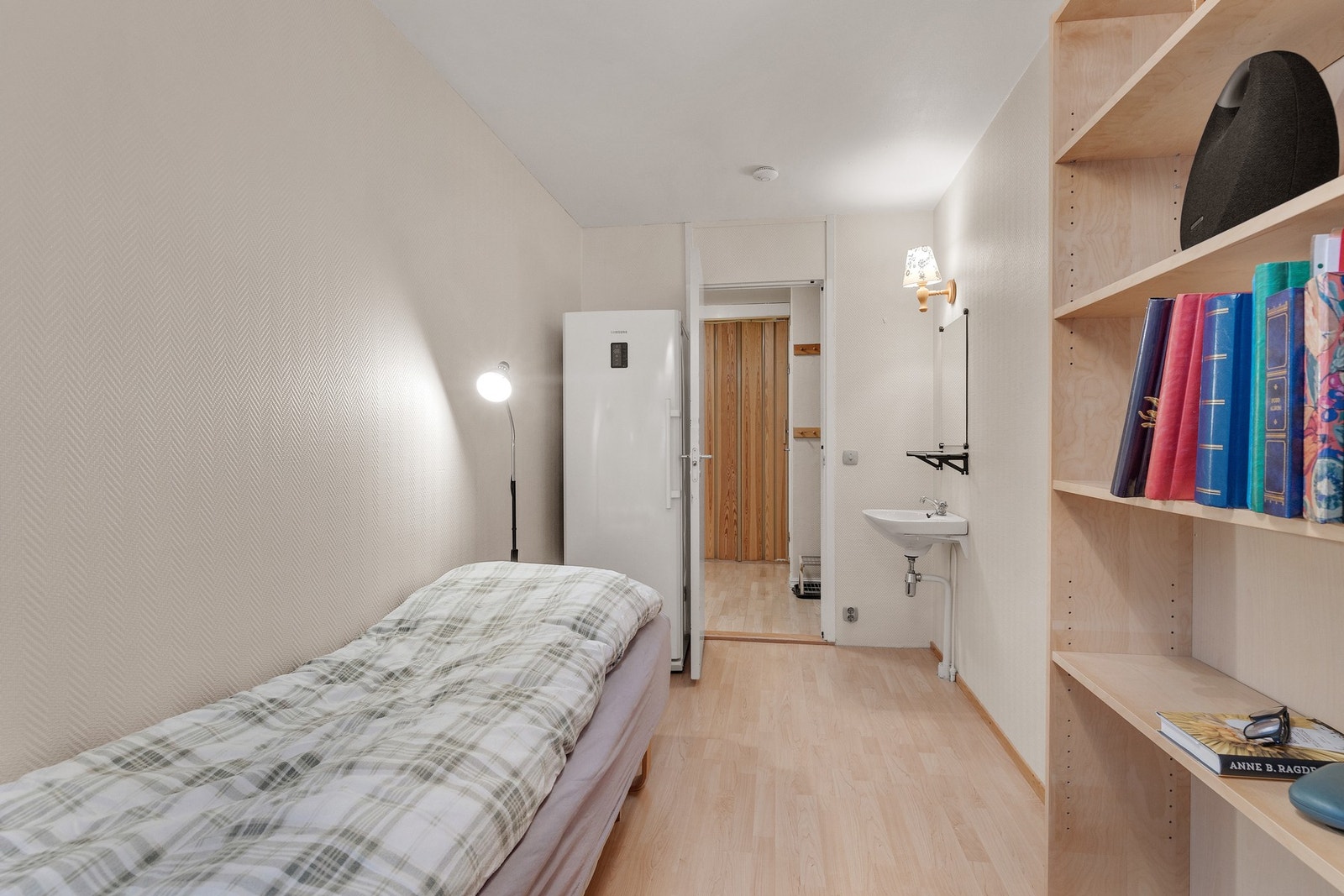 På ett av soverommene er det montert servant Galleribilde