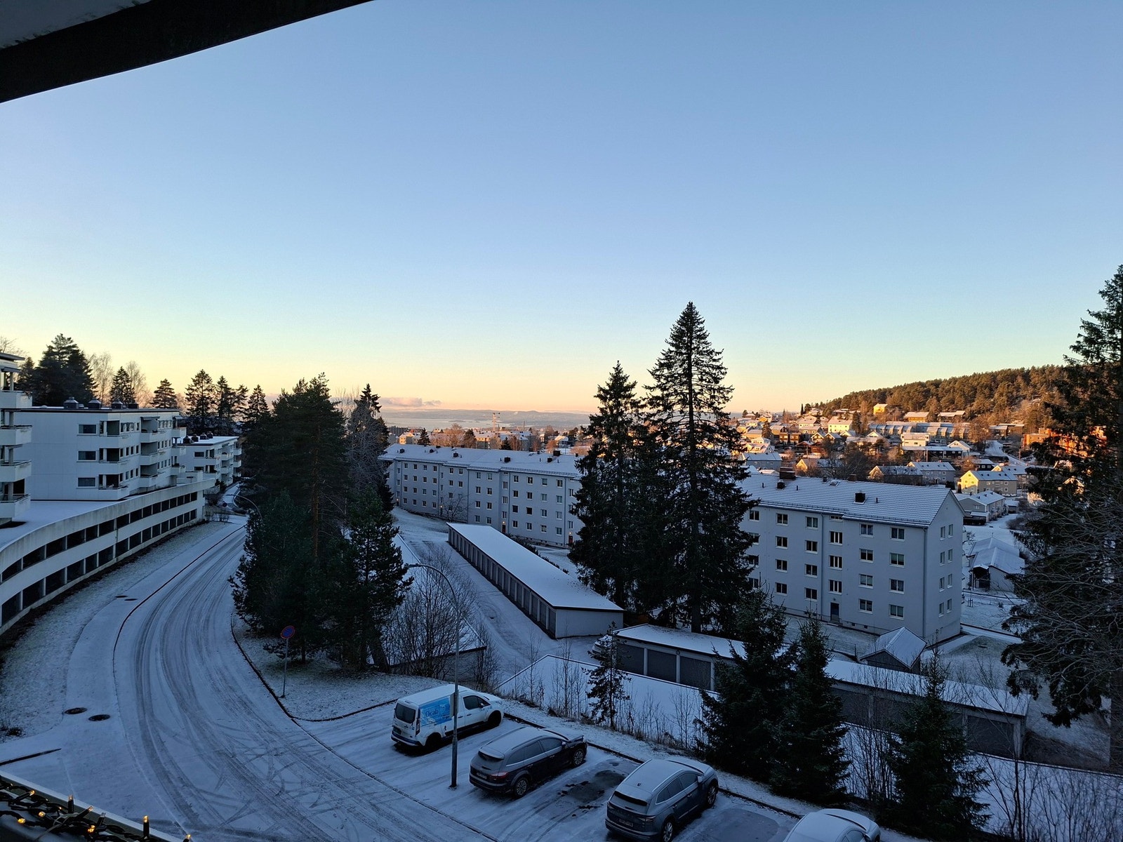 Utsikt, her ses også deler av gjesteparkeringen, der det er svært god kapasitet Galleribilde