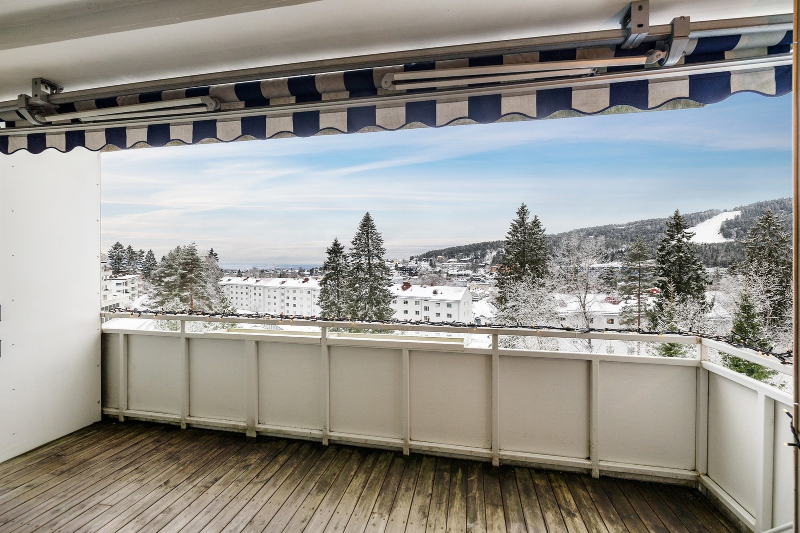 Boligen er høytliggende og ligger i blindvei, svært usjenert. Galleribilde