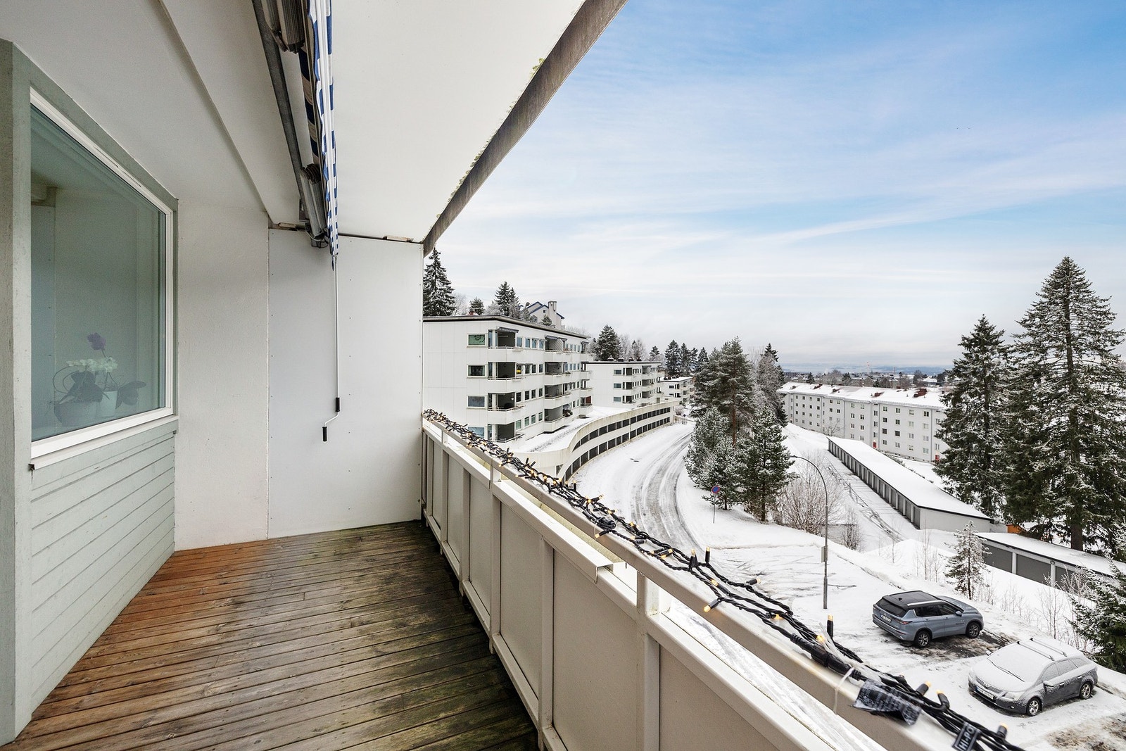 Gode solforhold, med sol fra ca kl 14 - 21:15 på somnmeren. Galleribilde