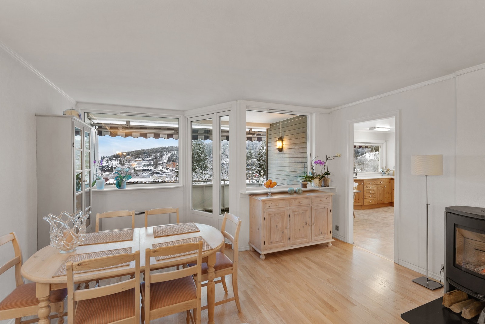 Fra stue mot kjøkken - balkong. Galleribilde