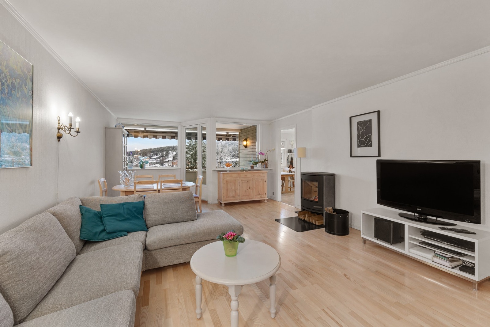 Romslig stue med peis og store vindusflater. Galleribilde