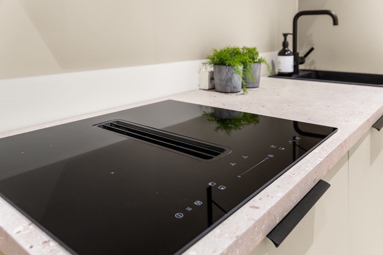 Stilren platetopp med integrert ventilator. Galleribilde