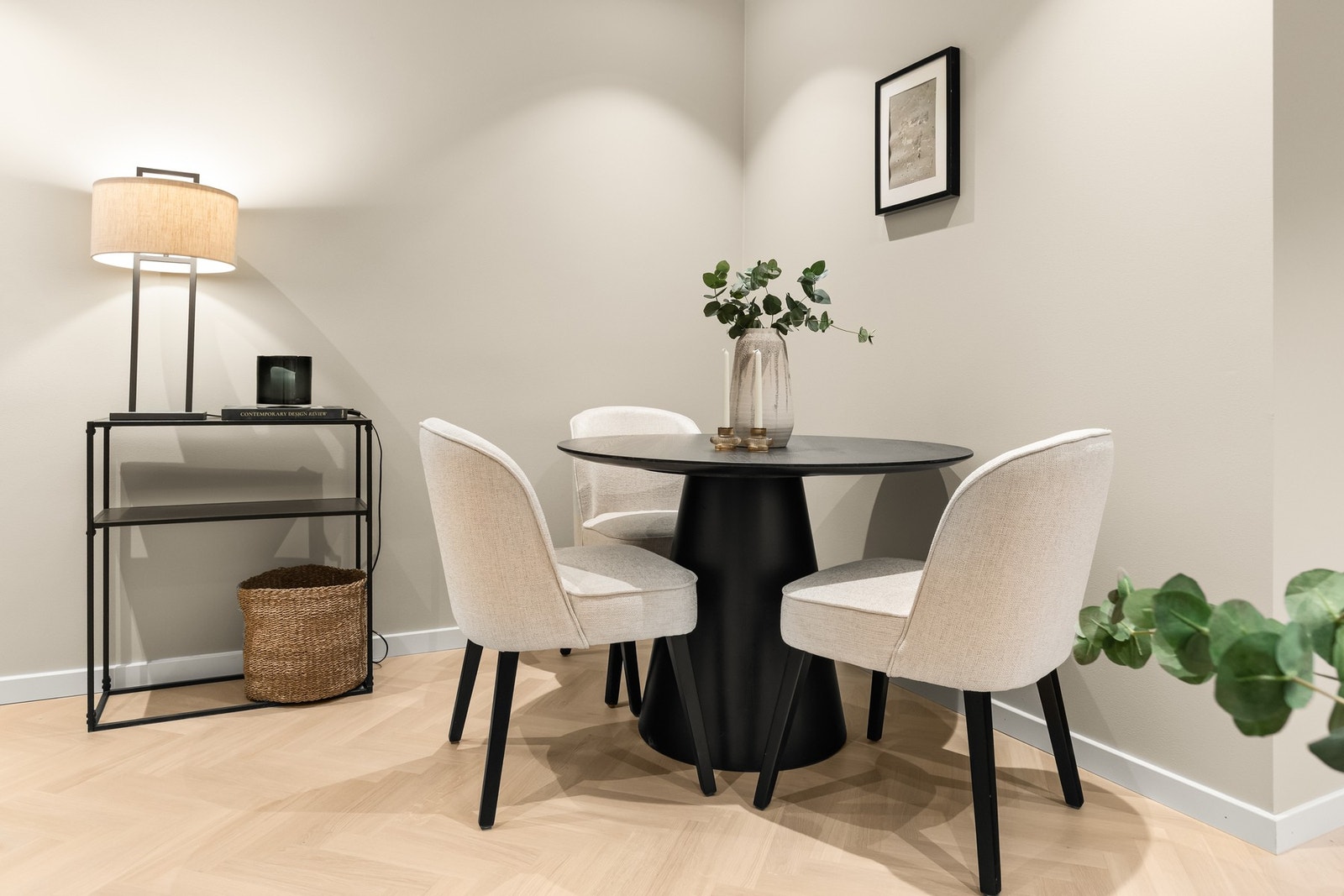 God plass til spisestue tilknyttet kjøkkenet - perfekt for middagsgjester. Galleribilde