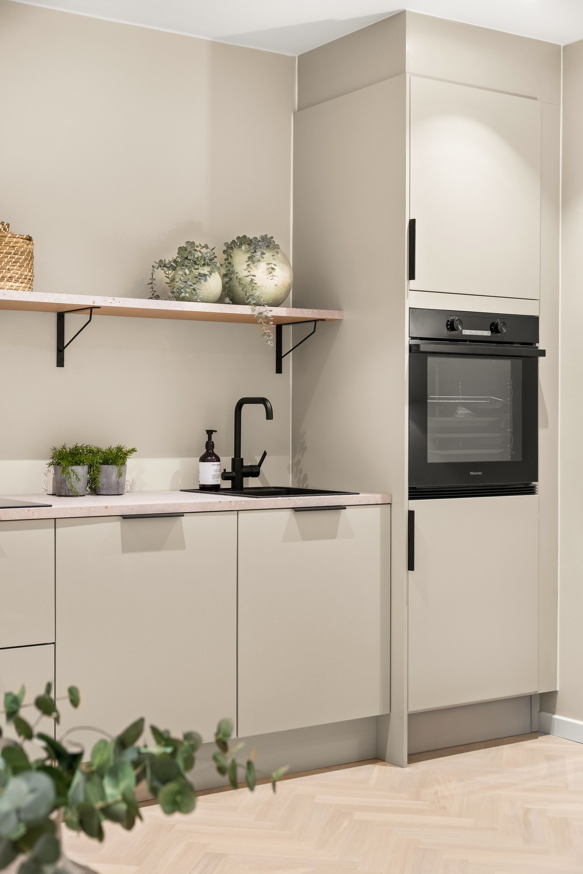 Alle hvitevarer er integrert og medfølger salget. Galleribilde