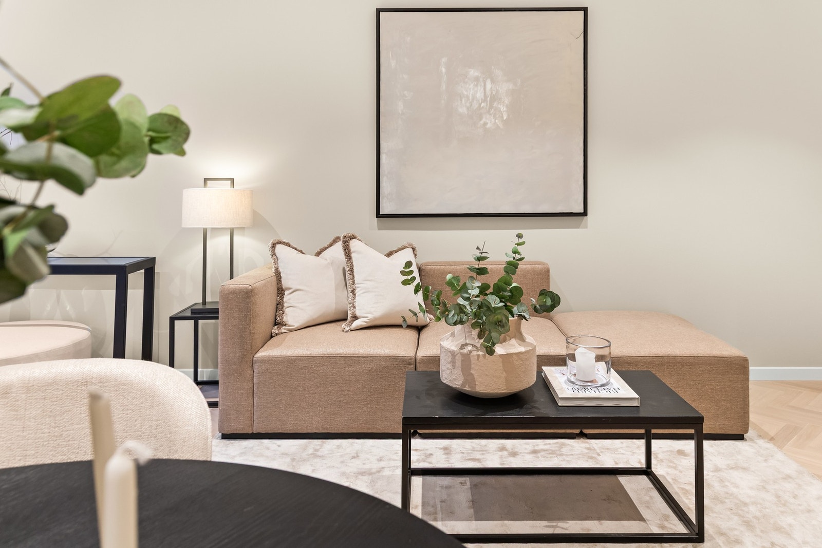 Planløsningen gjør det enkelt å innrede med både sofagruppe og spisestue. Galleribilde