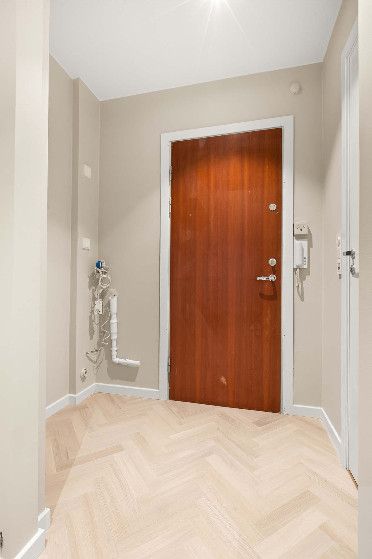 Opplegg for vaskemaskin er plassert i skyvedørsgarderobe i entré. Galleribilde