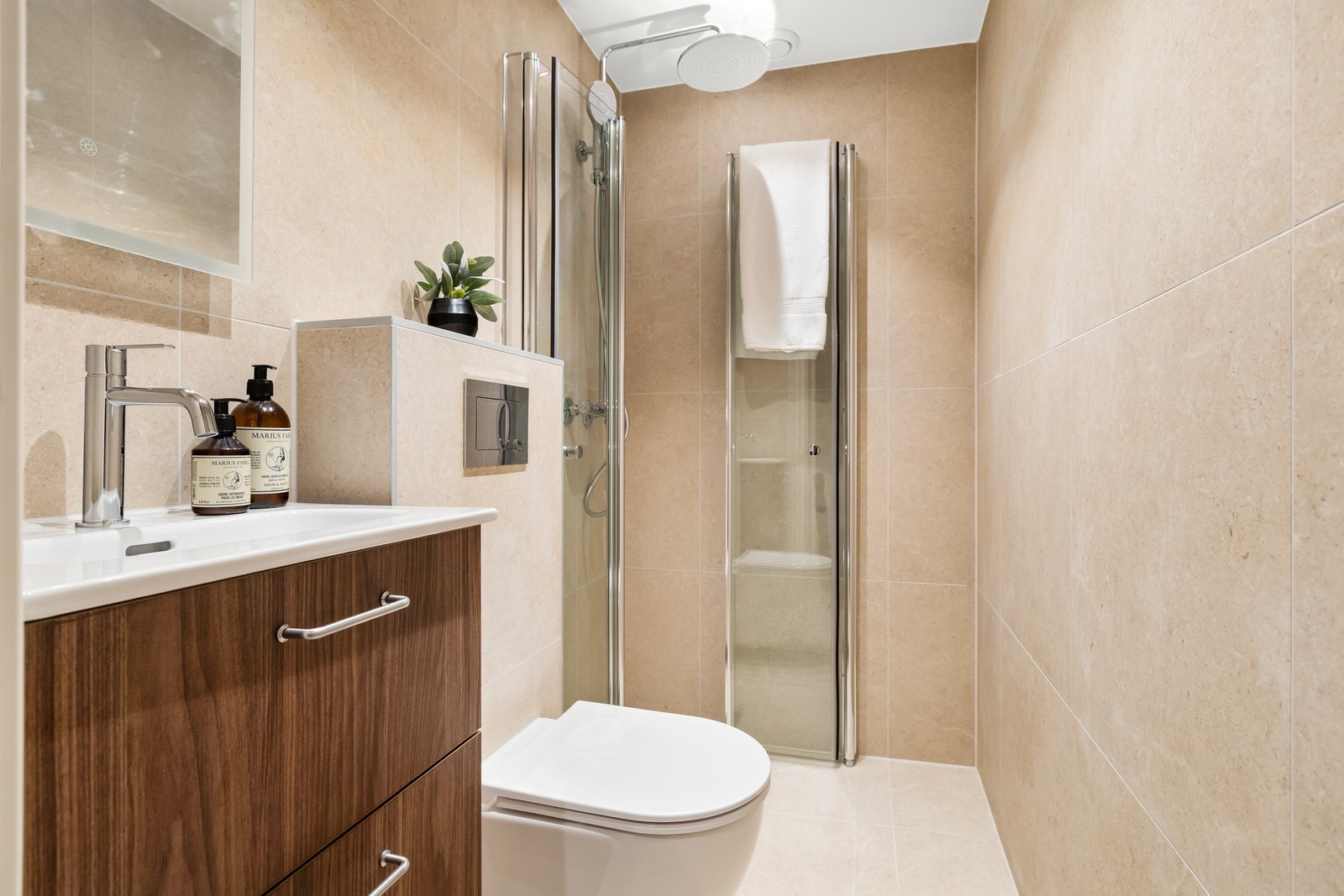 Baderommet er totaloppusset i 2025. Behagelige varmekabler i gulv. Galleribilde