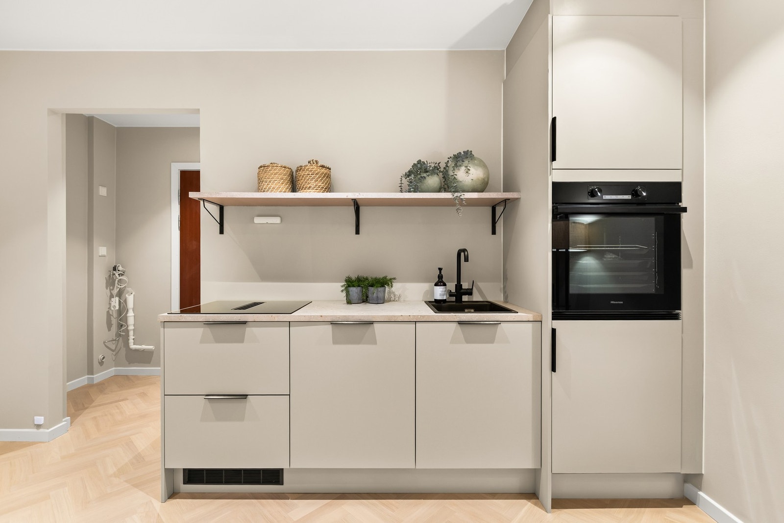 Nytt og lekkert kjøkken med alle hvitevarer integrert. Galleribilde