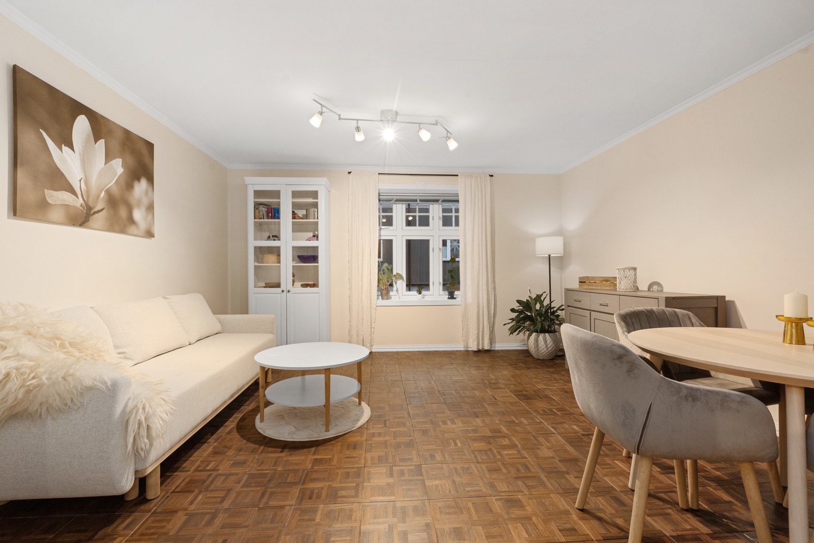 Stue har fin plass til salong og spisestue Galleribilde