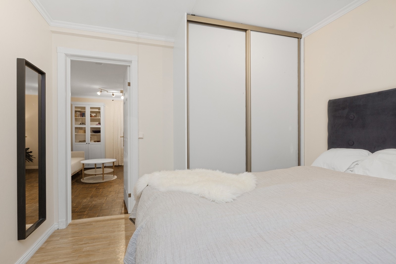 Soverom med skyvedørsgarderobe Galleribilde