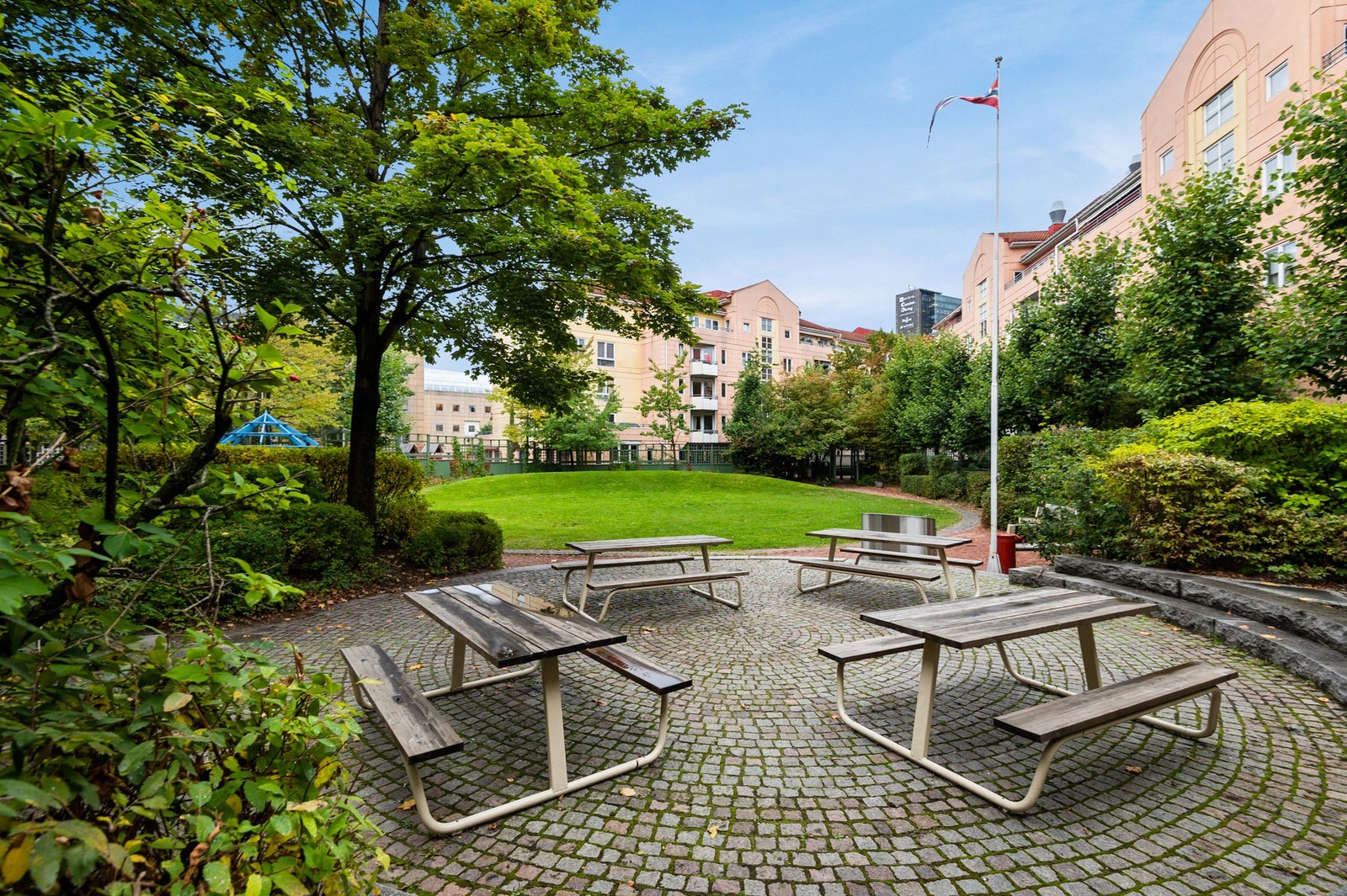 Flotte fellesarealer med diverse beplantning og sittebenker Galleribilde