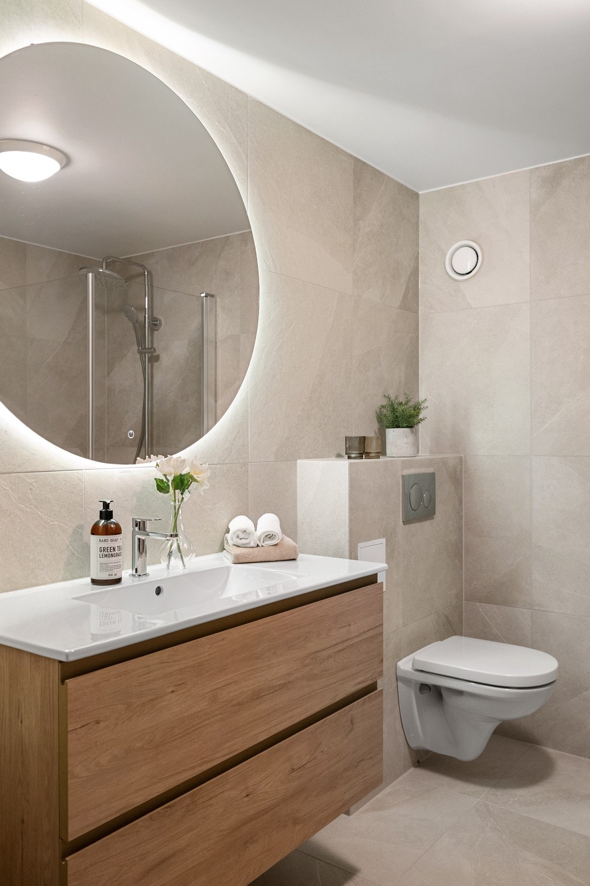 Delikat og pent flislagt bad med vannbåren gulvvarme. Pusset opp i 2026 med nye fliser, ny baderomsinnredning og moderne uttrykk. Galleribilde