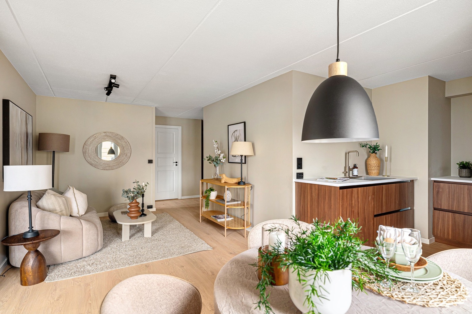 Stue med åpen kjøkkenløsning som skaper et lyst og sosialt rom for både hverdag og selskap. Galleribilde