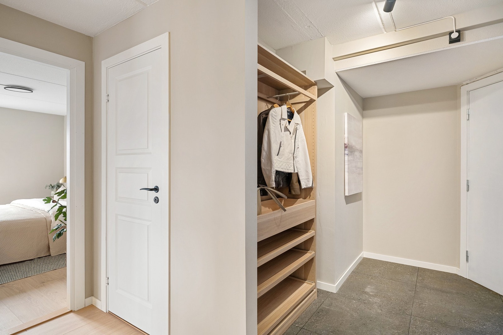 Praktisk og innbydende entré som gir et godt førsteinntrykk. Galleribilde