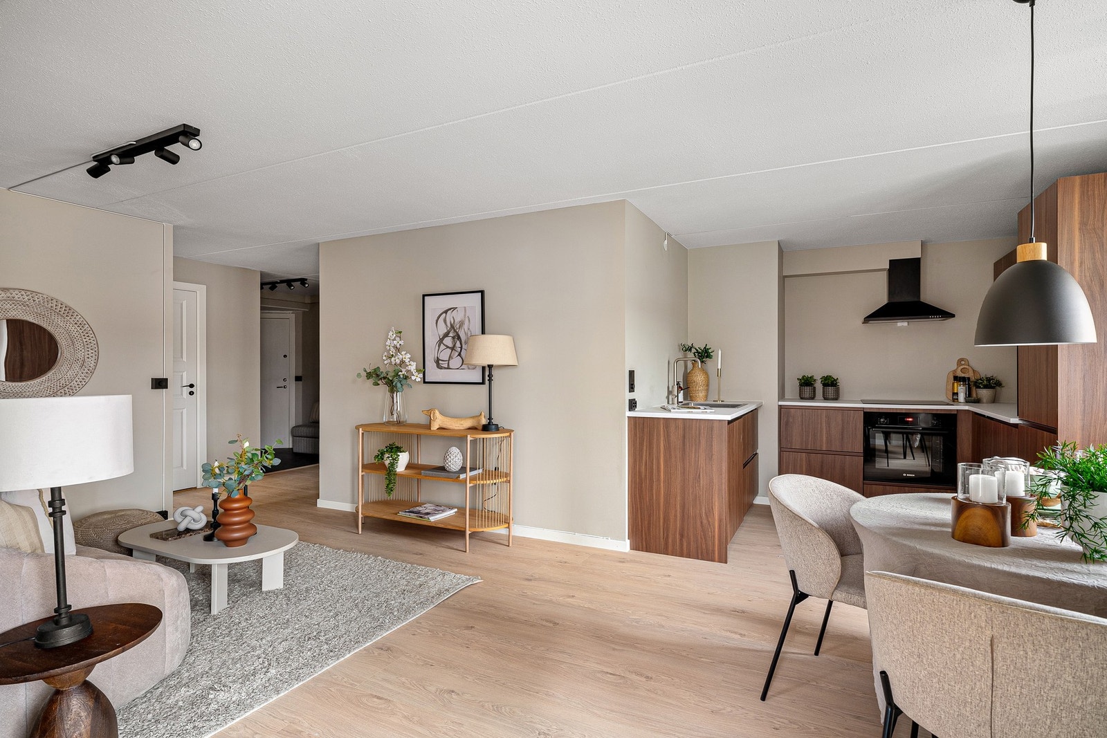 Nymalte vegg- og takflater samt ny 1-stavs laminatparkett på gulv gir et moderne uttrykk - her kan du flytte rett inn. Galleribilde