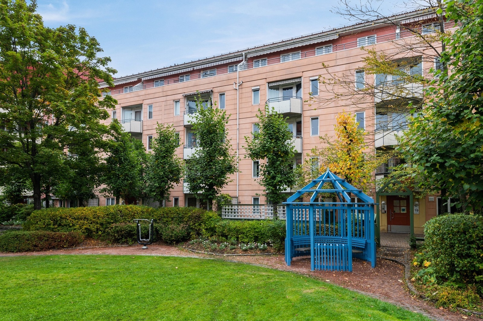 Flotte fellesarealer med diverse beplantning og sittebenker Galleribilde