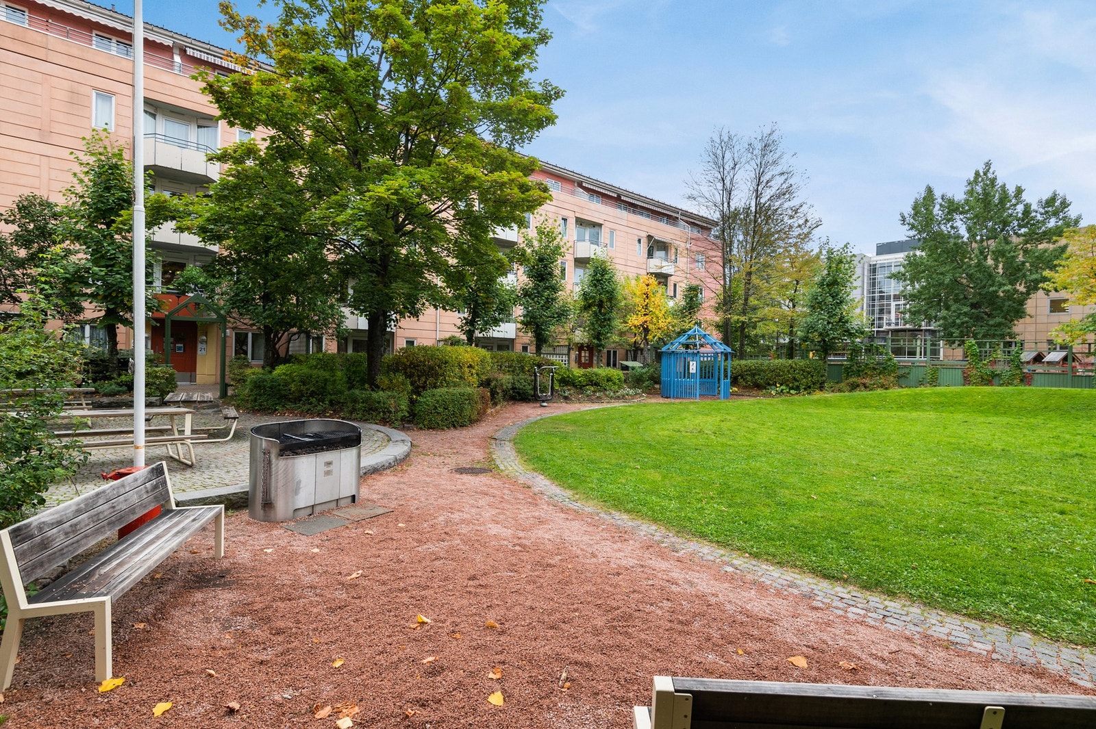 Flotte fellesarealer med diverse beplantning og sittebenker Galleribilde