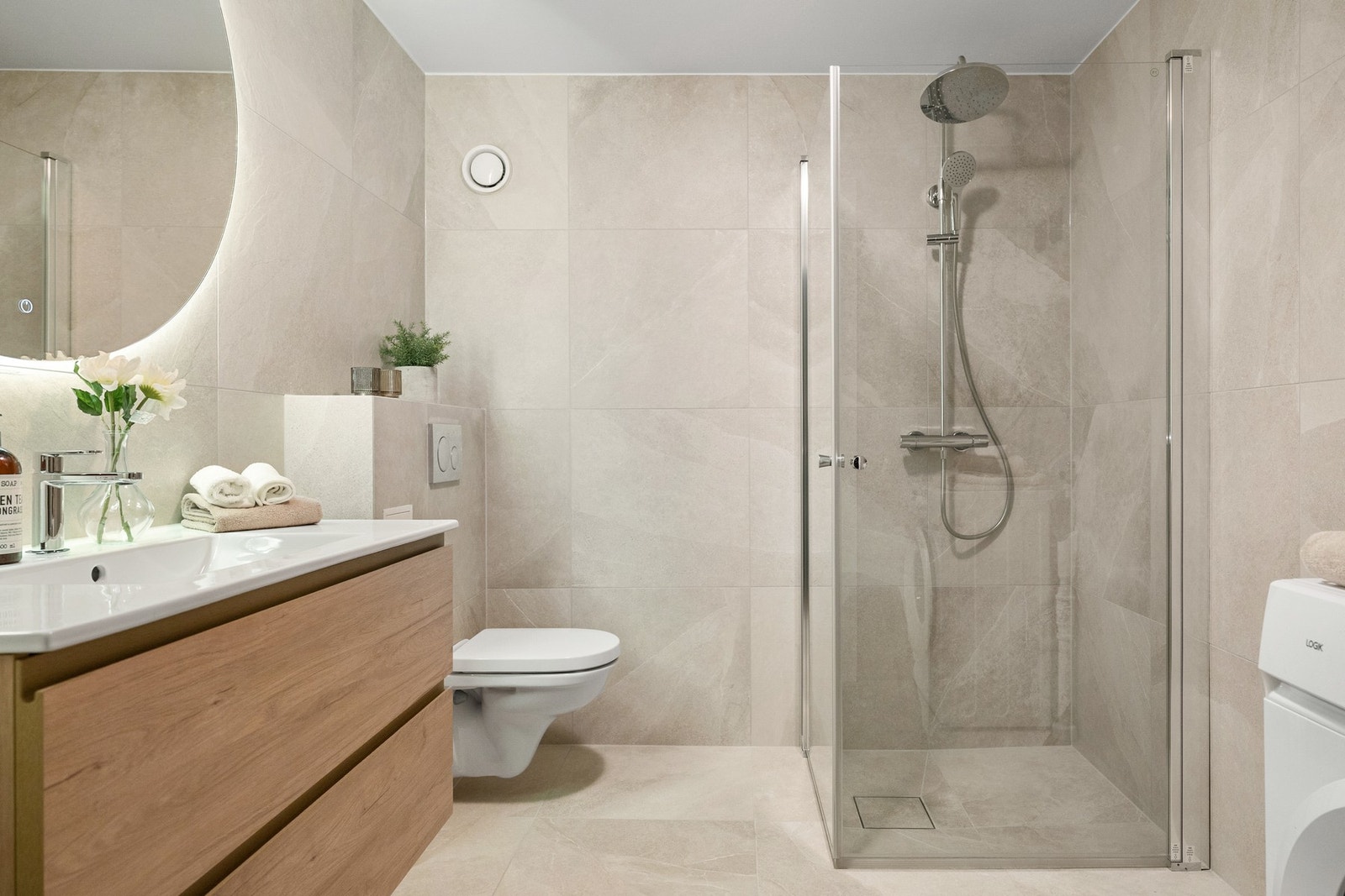 Delikat og pent flislagt bad med vannbåren gulvvarme. Pusset opp i 2026 med nye fliser, ny baderomsinnredning og moderne uttrykk. Galleribilde