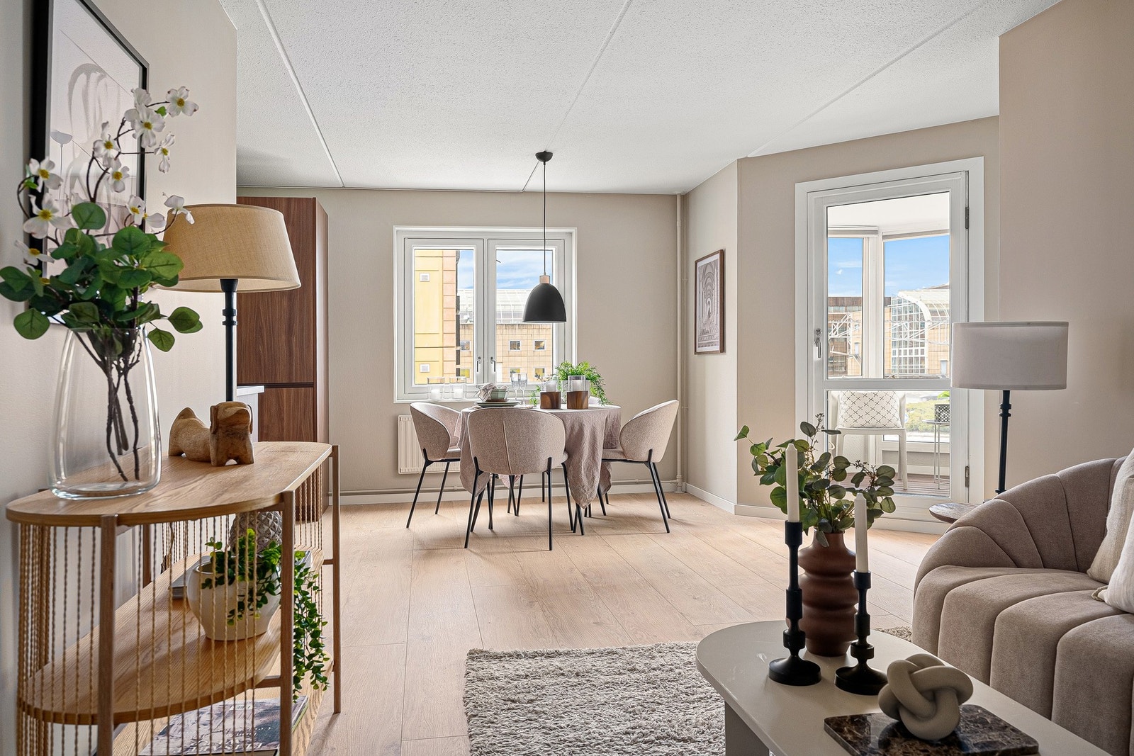 Moderne stue med store vindusflater som gir svært gode lysforhold. Galleribilde