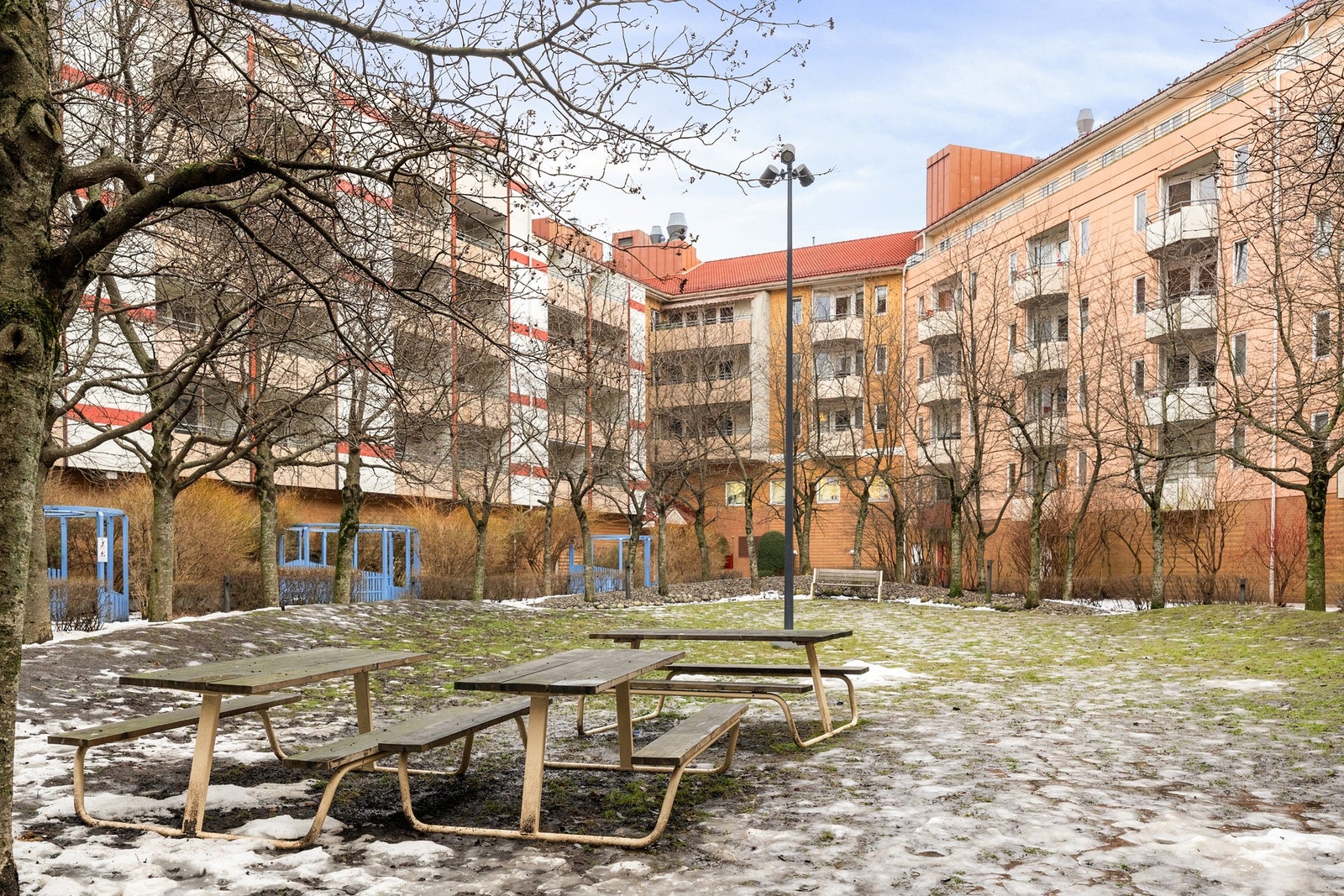 Indre gårdsrom med felles sittegrupper Galleribilde