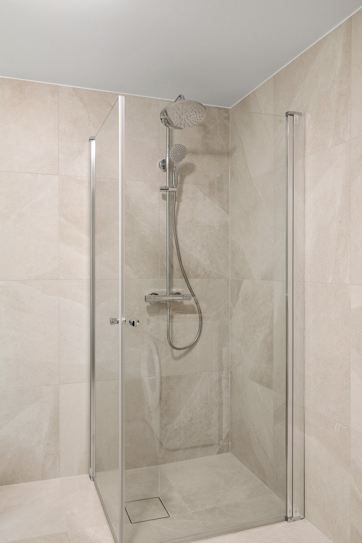 Delikat og pent flislagt bad med vannbåren gulvvarme. Pusset opp i 2026 med nye fliser, ny baderomsinnredning og moderne uttrykk. Galleribilde