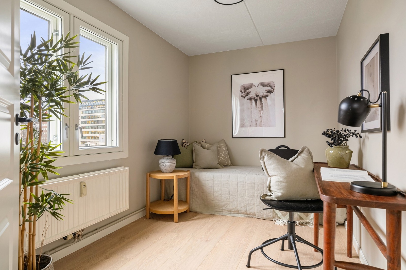 Soverom II med plass til seng, garderobe og arbeidsbord. Galleribilde