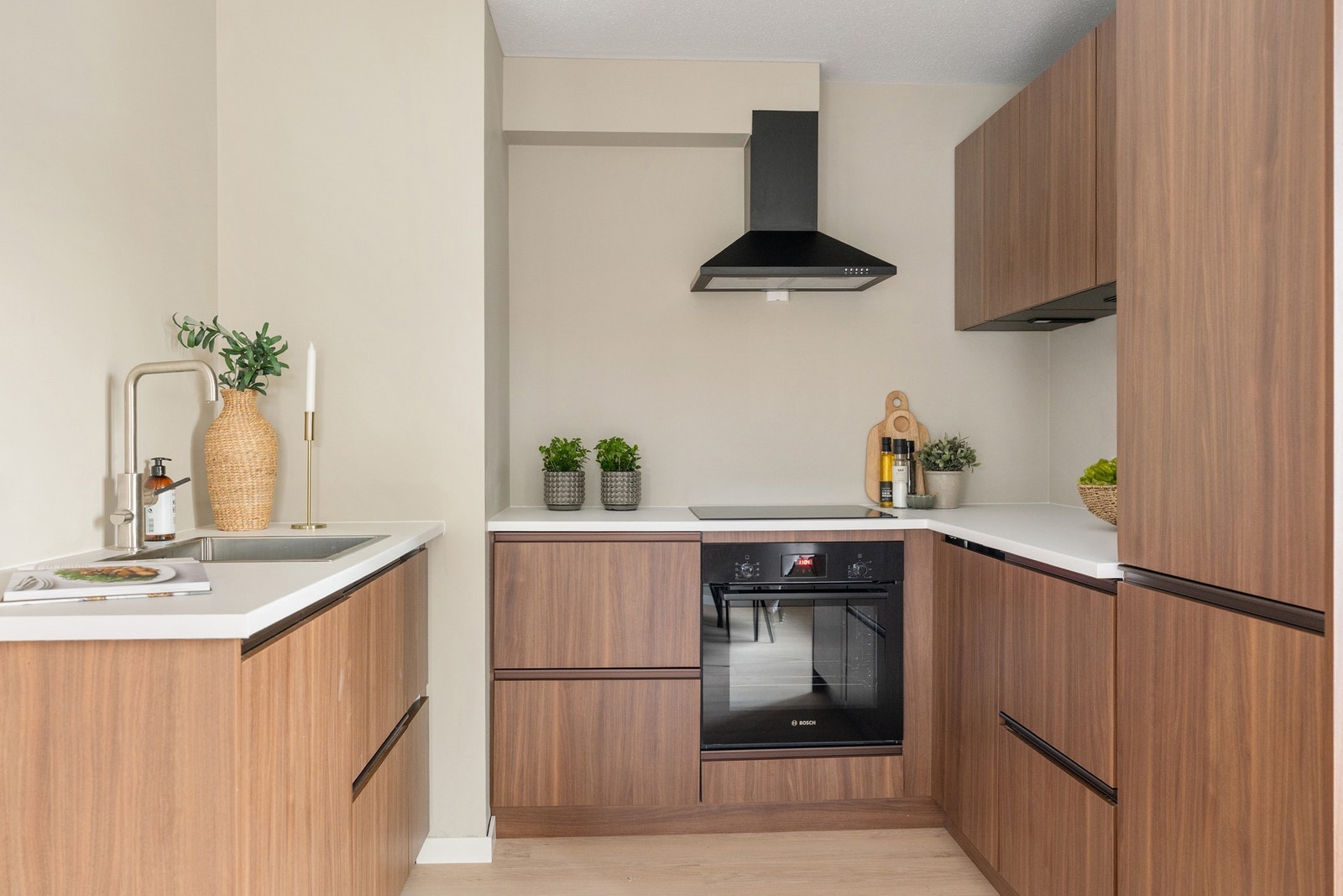 Nytt, stilrent Kvik-kjøkken med gode arbeidsflater og gjennomtenkte løsninger. Galleribilde