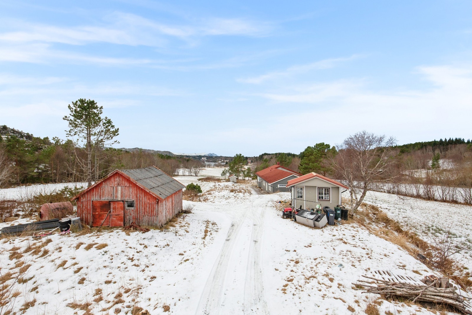 Eiendommen ligger usjenert til og har gode sol og lysforhold Galleribilde