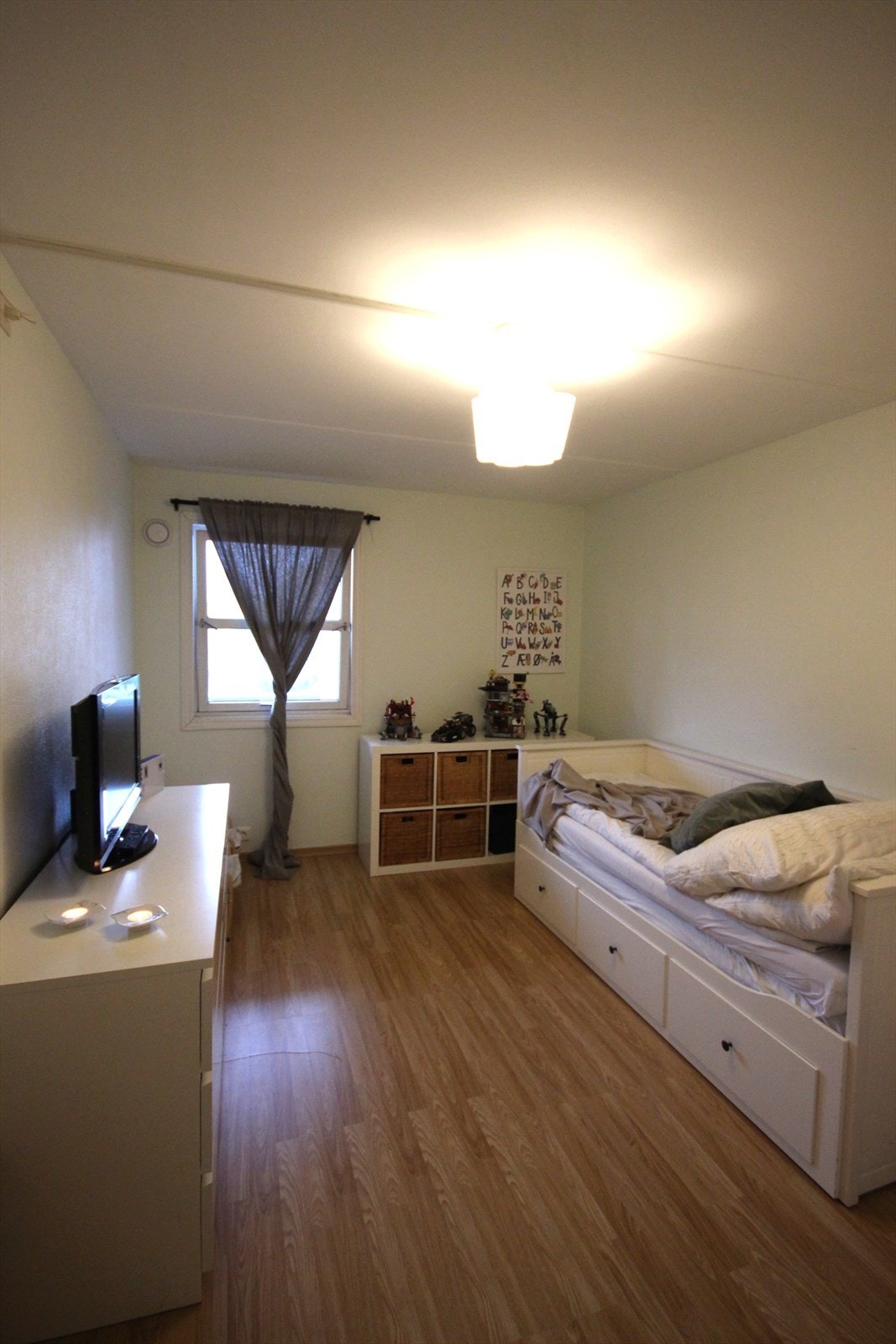 Soverom med god plass til dobbelseng. Galleribilde