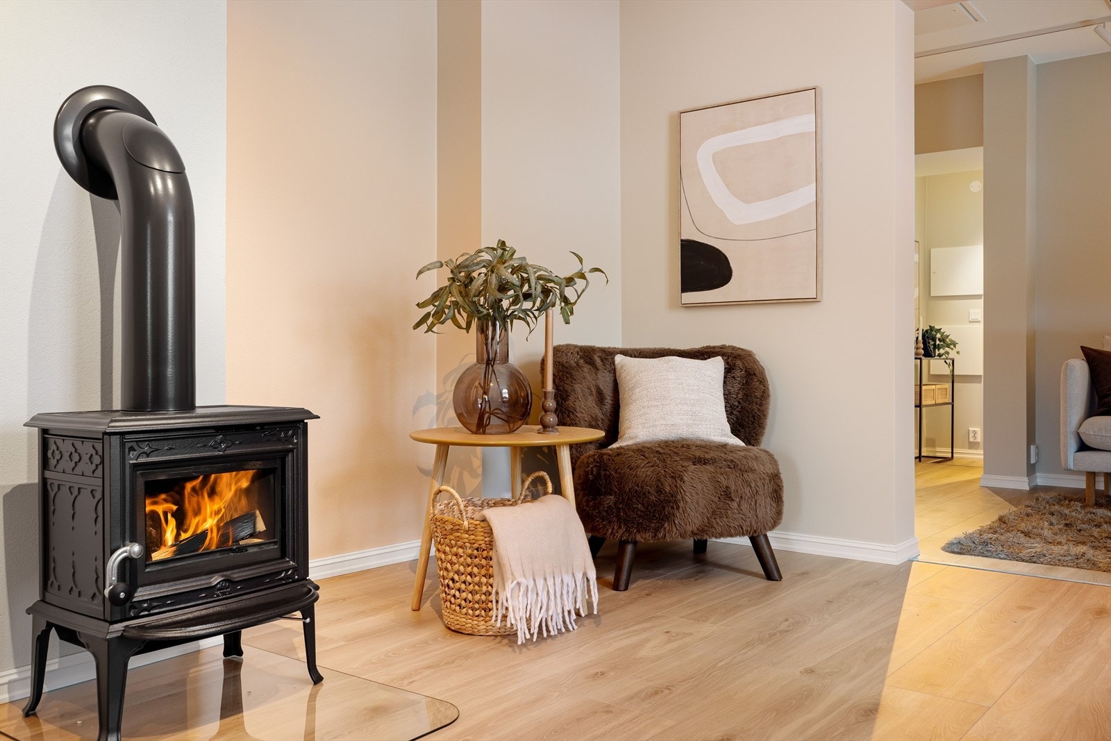 Det er i forbindelse med oppussingen i 2025 installert nytt ildsted. Galleribilde