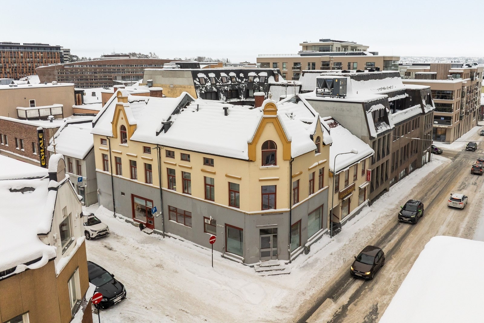 Leiligheten ligger i 3. etasje i denne bygården, midt i Hamar sentrum. Galleribilde