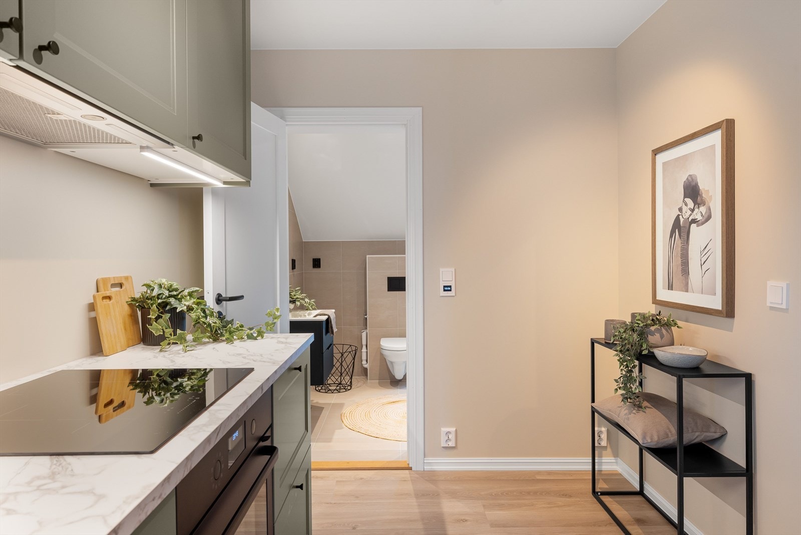 Fra kjøkkenet er det adkomst til badet. Galleribilde