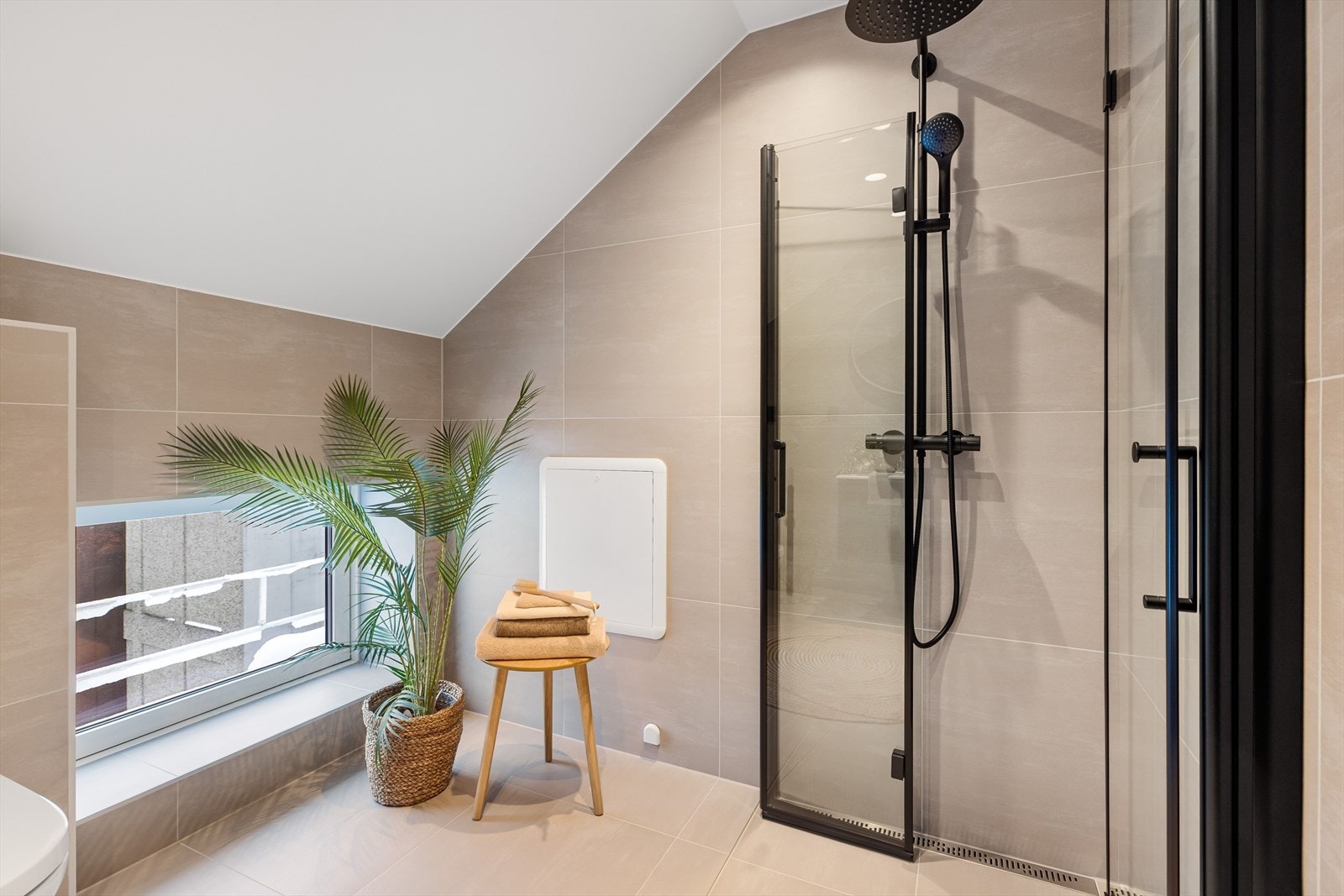 Vinduet gir godt med naturlig lys til rommet. Galleribilde