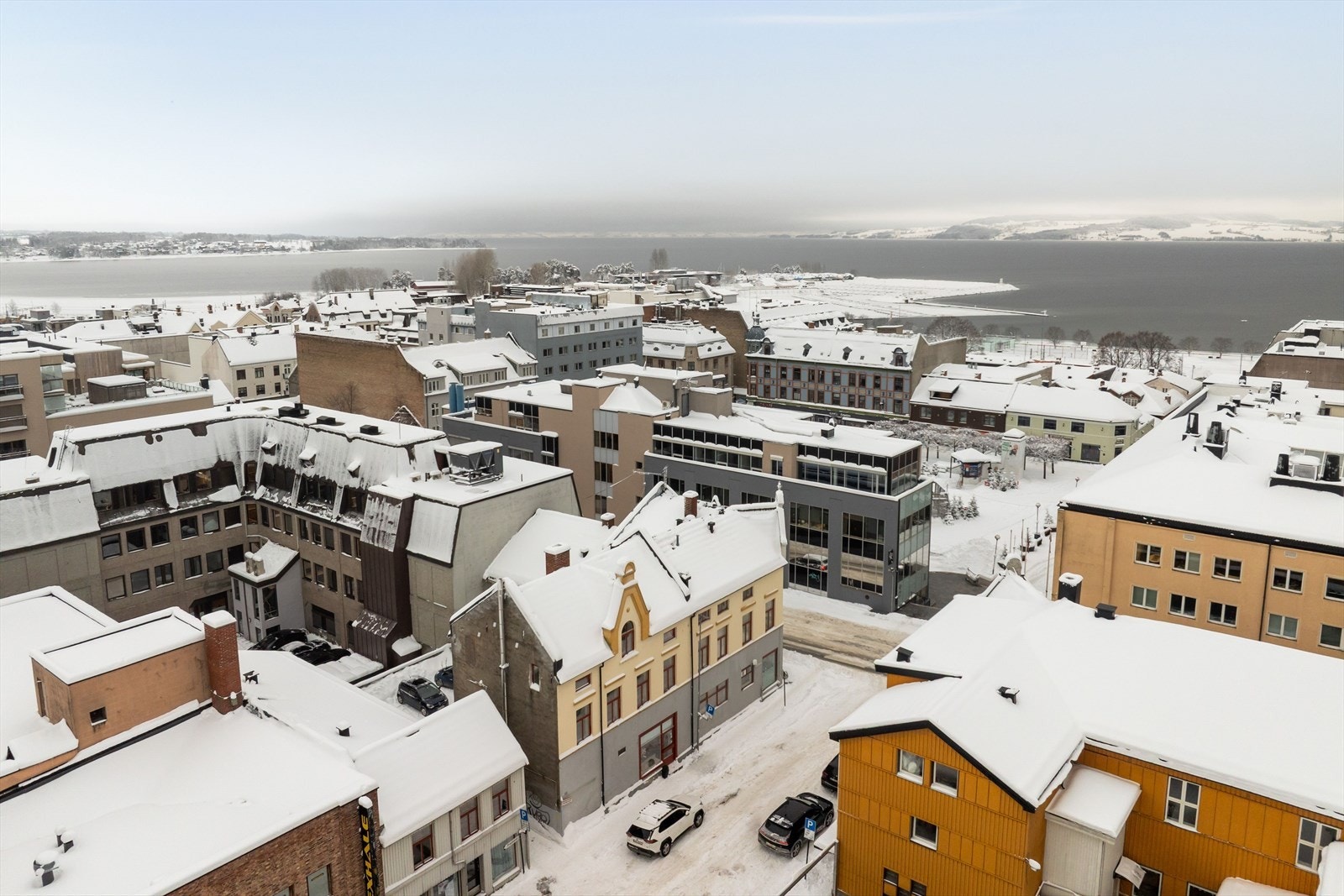 Herfra har du umiddelbar nærhet til alt Hamar har å by på. Du har bl.a. både kaféer, restauranter et rikt utvalg av butikker og jernbanestasjon kun noen minutters gange fra ytterdøren. Galleribilde