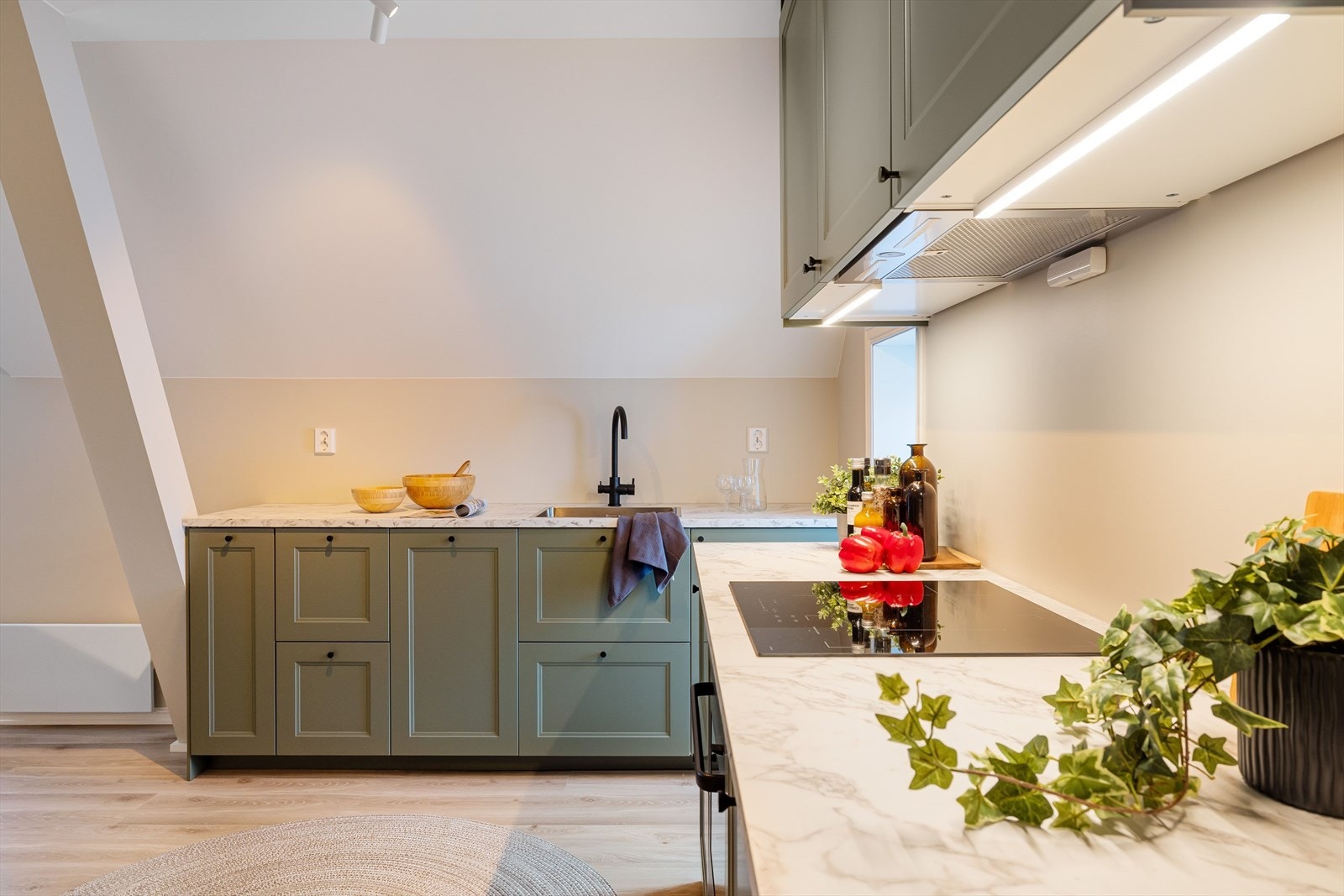 Stekeovn, platetopp og en smal oppvaskmaskin er integrert i kjøkkenet og medfølger i handelen. Det er plass for frittstående kjøleskap. Galleribilde