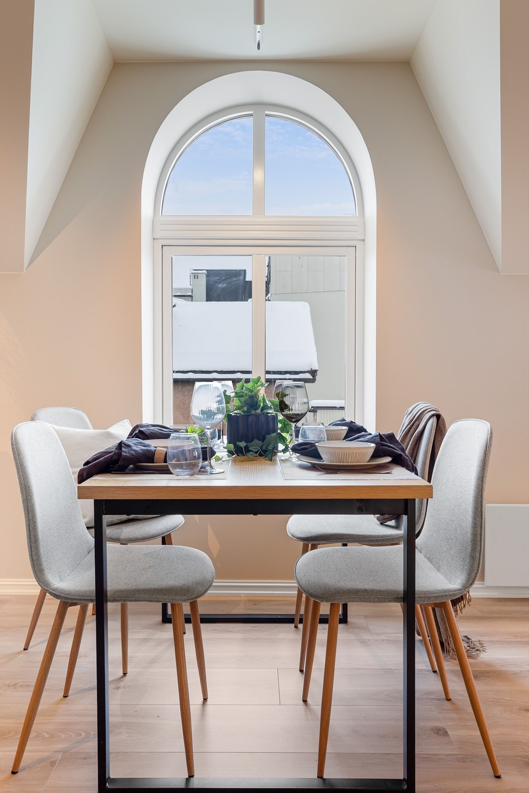 Det buede vinduet ved spiseplassen gir godt med lys og skaper en lun og hyggelig stemning. Galleribilde