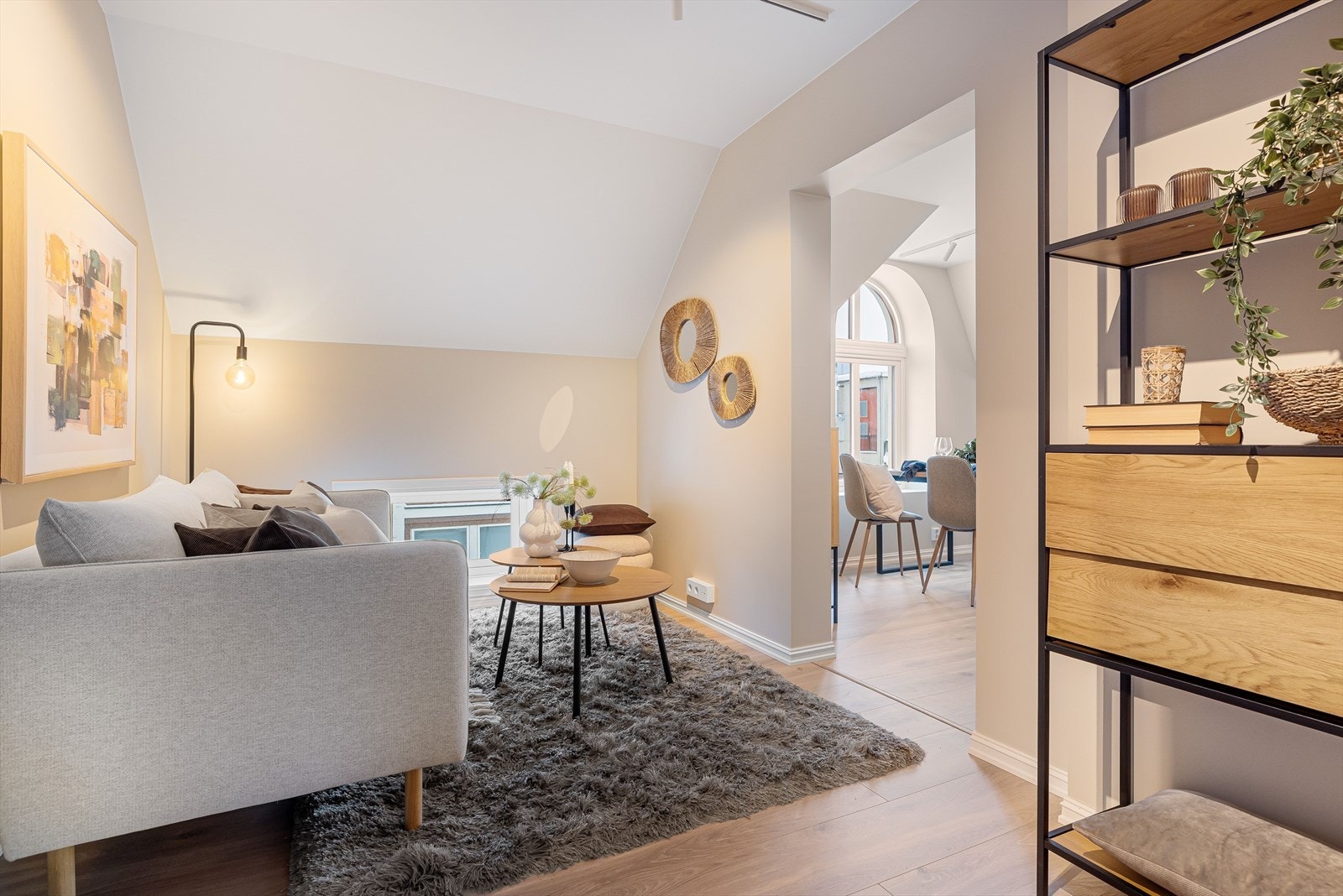 Leiligheten har en særegen planløsning med en delvis åpen planløsning. Stuen er delvis skjermet fra spisestue og kjøkken. Galleribilde