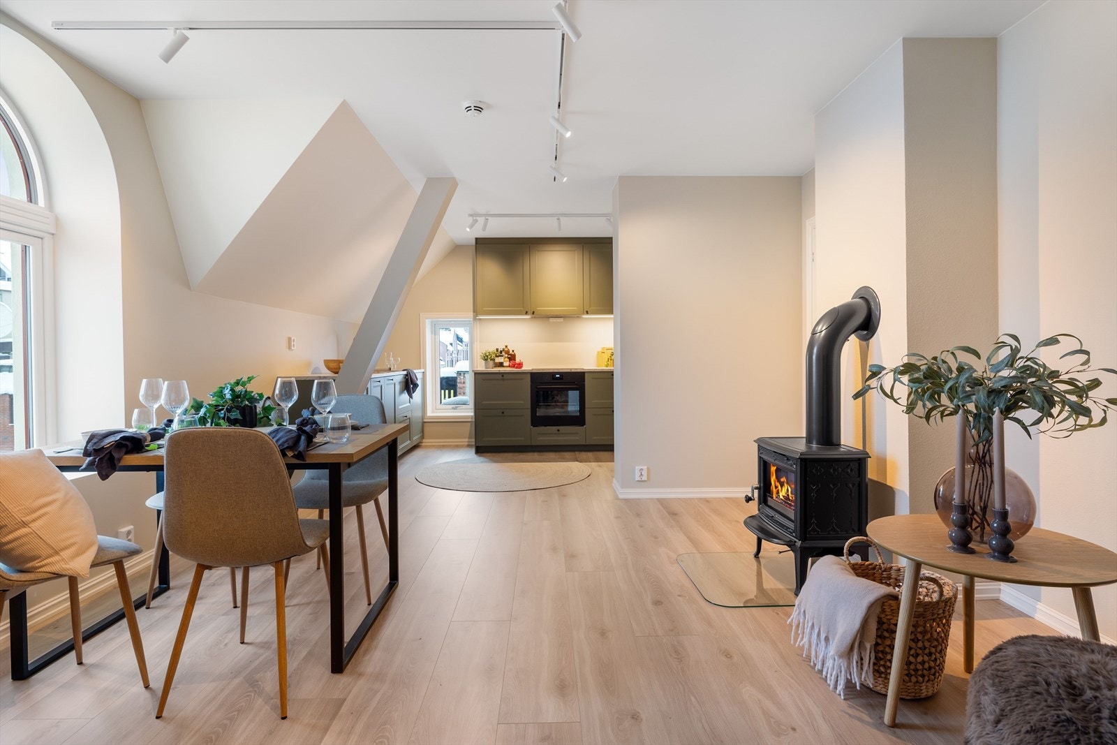 Leiligheten er pusset opp i sin helhet i 2025 og fremstår som lys og moderne. Veggene har lysmalt gips og på gulvet er det et pent 1-stavs laminatgulv. Galleribilde