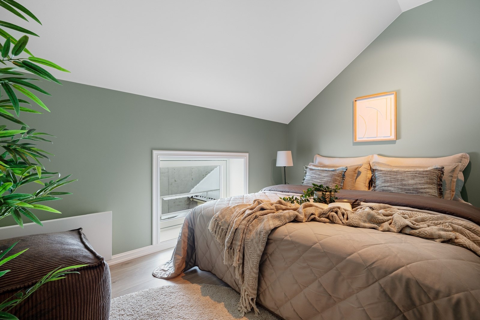 Leiligheten har to soverom, begge er malt i dus og pen grønntone. Galleribilde