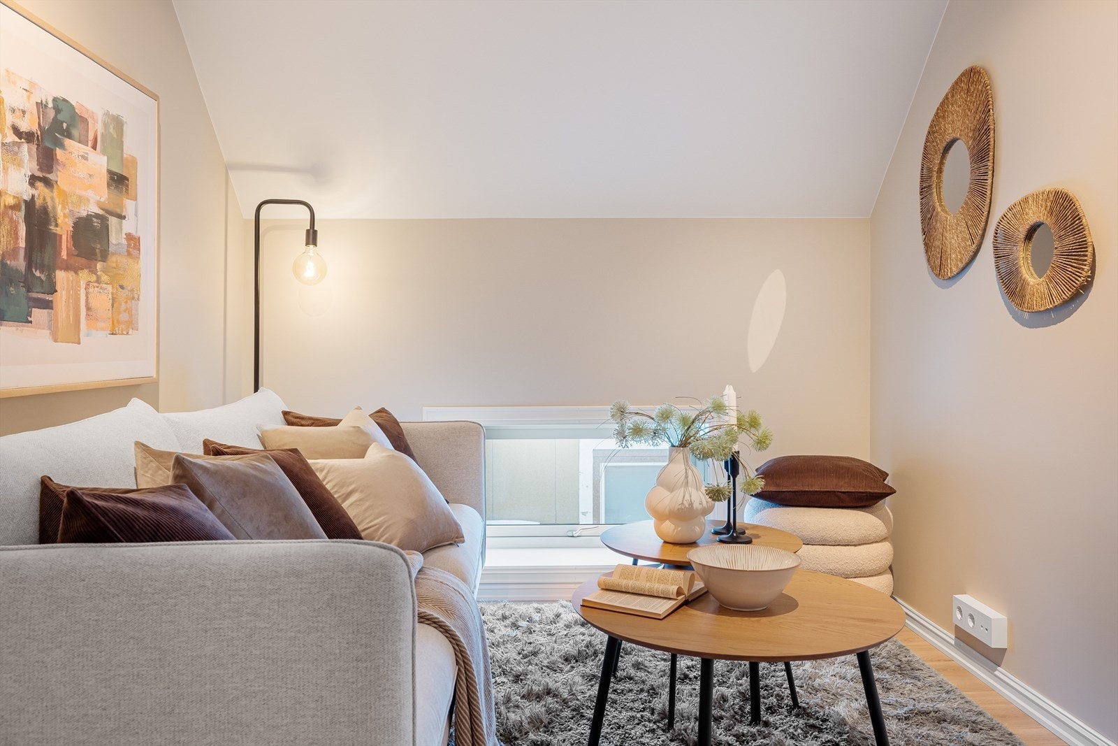 Det er opplegg for TV på vegg mot spisestue. Galleribilde