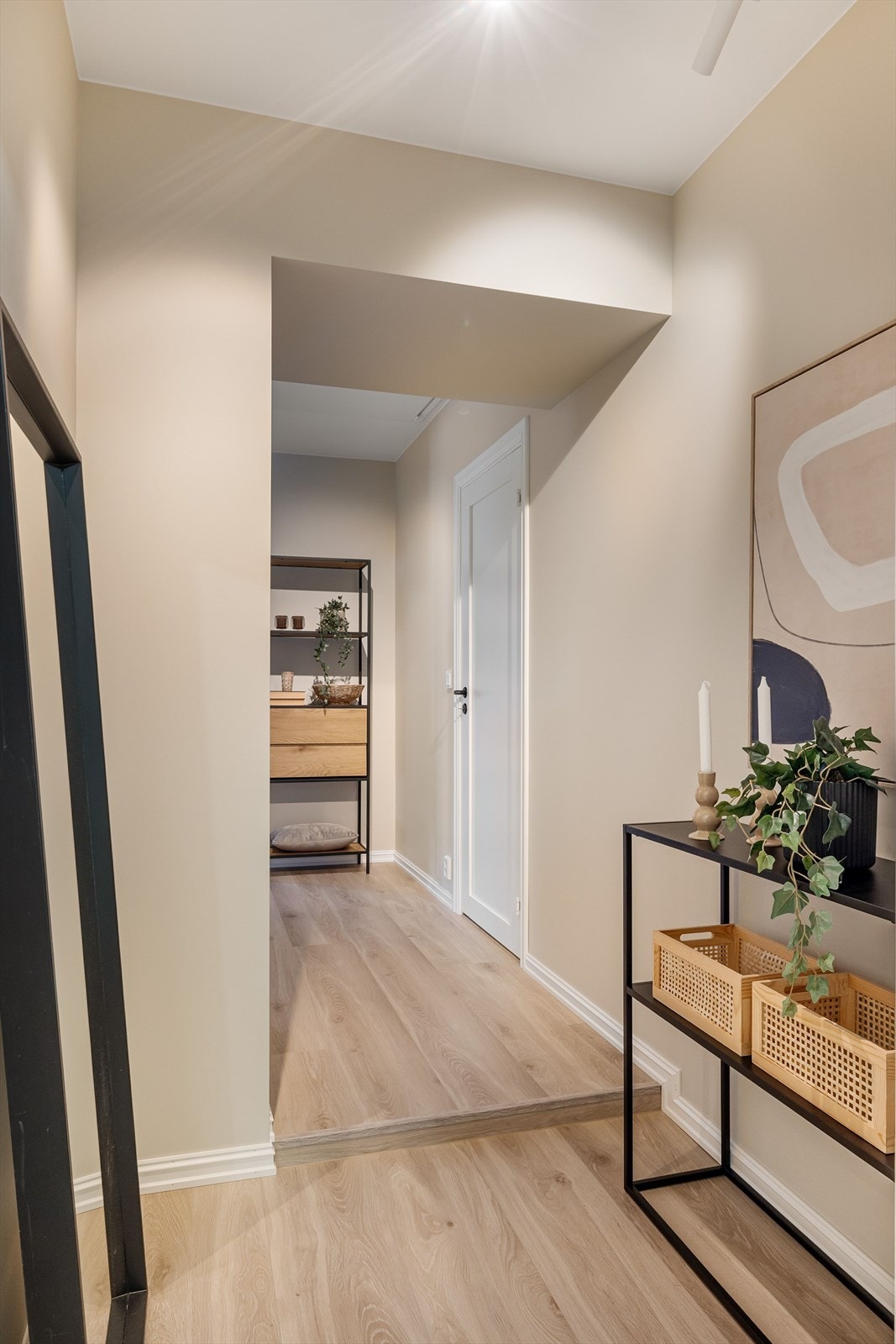 Entré og gang med plass til oppbevaringsmøbler. Galleribilde