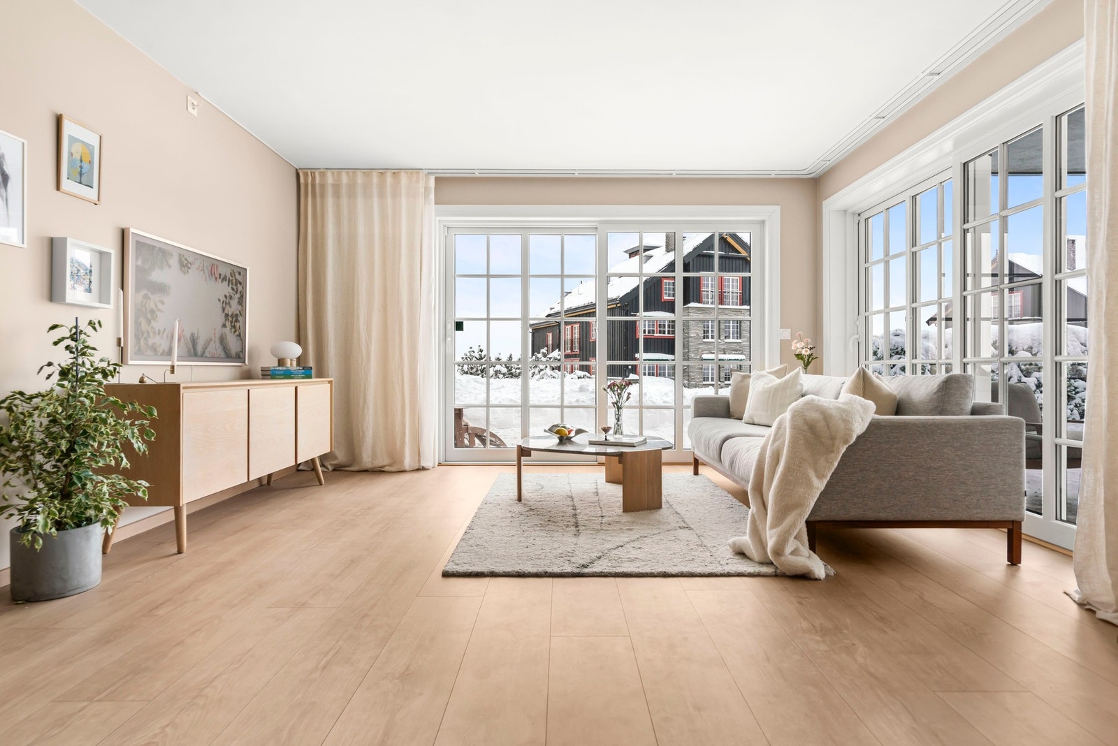 Oppholdsrommet ble malt i 2025 og gulvet ble byttet i 2020 Galleribilde