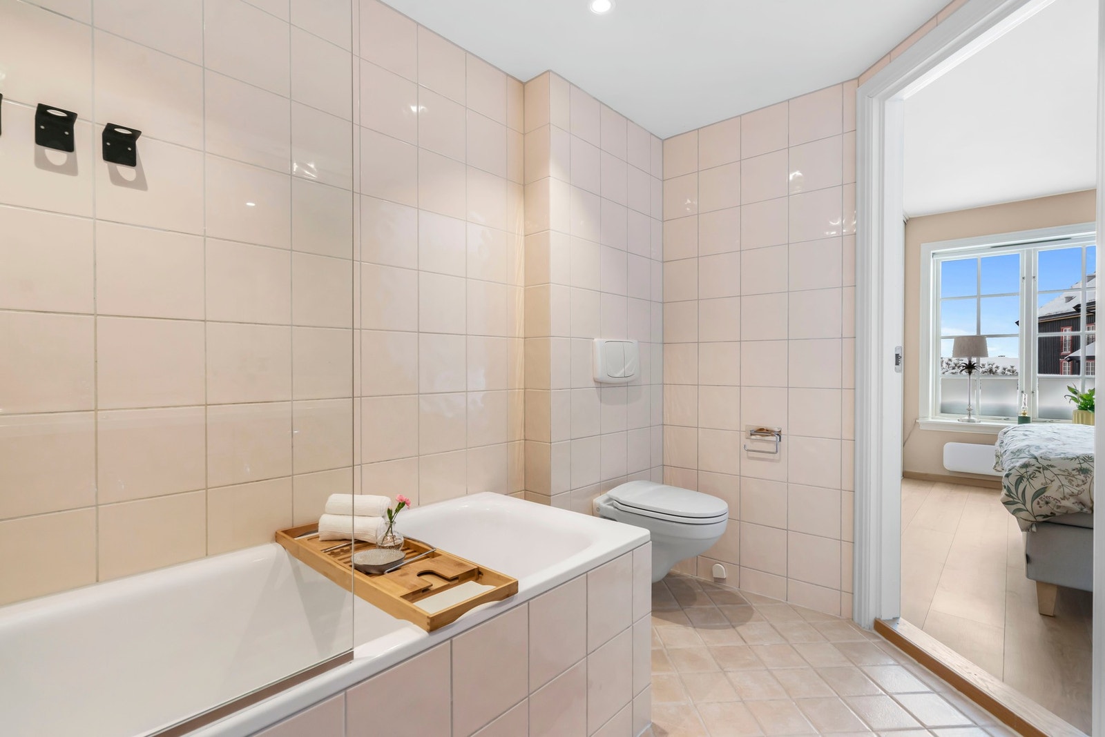 Det er tre store felles varmtvannsbereder i byggets kjeller. Varmtvann er inkludert i felleskostnadene Galleribilde